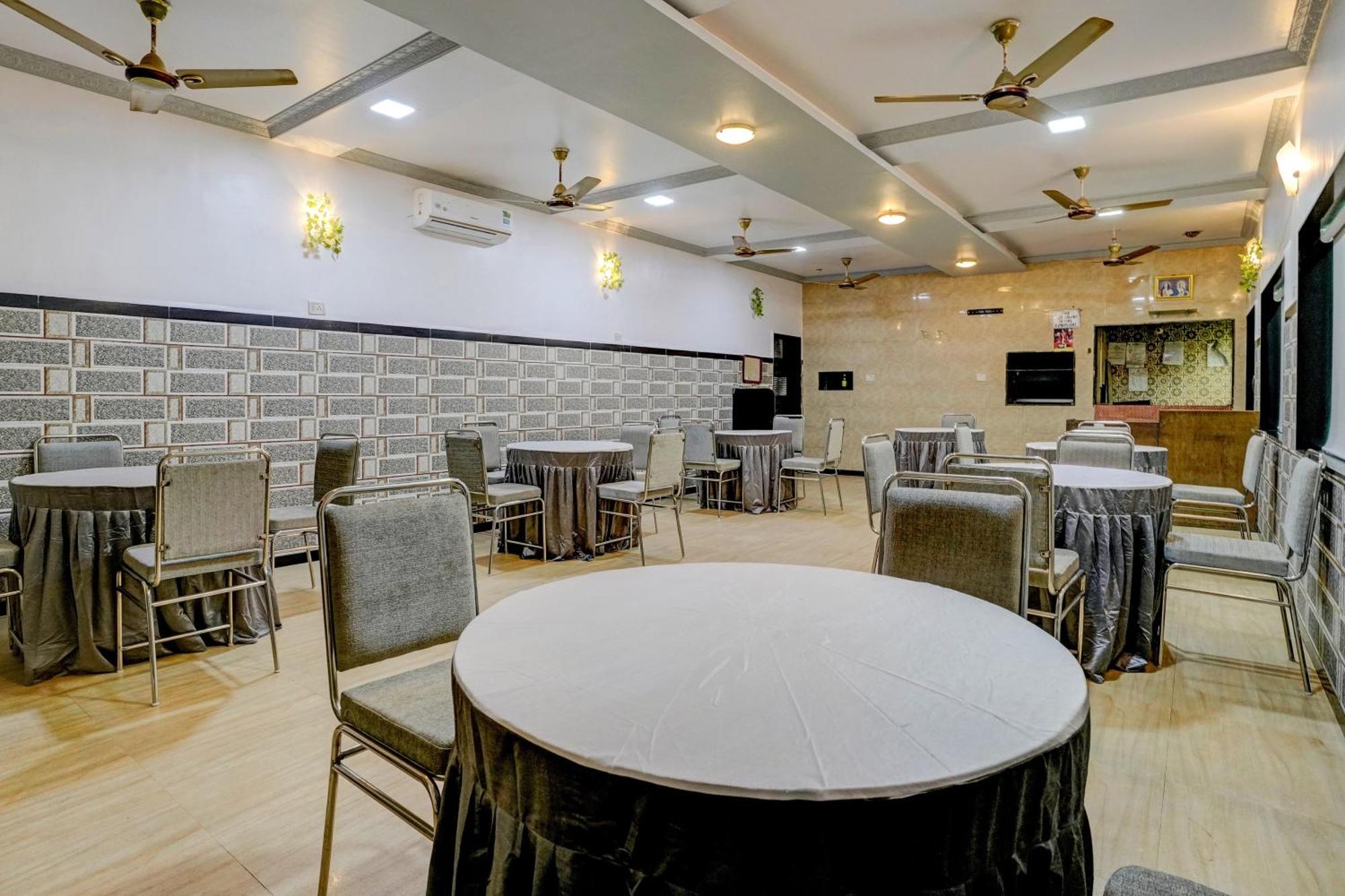 Collection O Palm Springs Beach Resort Βομβάη Εξωτερικό φωτογραφία
